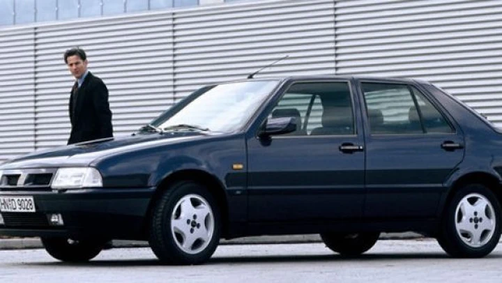 Codice della strada: niente decurtazione dei punti per le auto blu