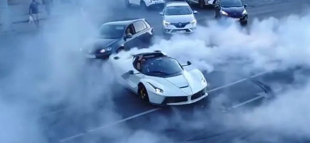 LaFerrari: burnout in strada alla Gumball 3000