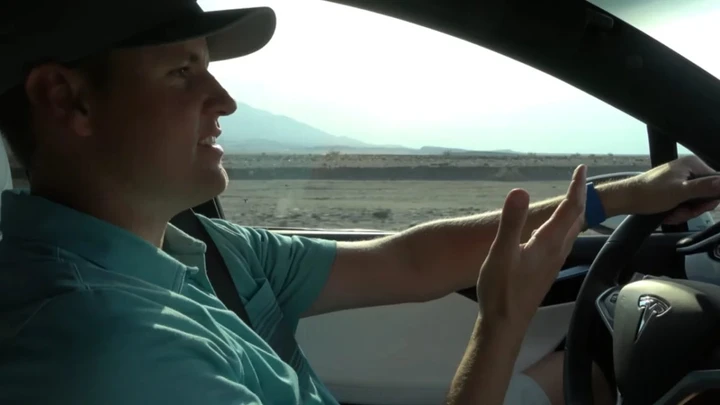 Tesla a 54°C nella Death Valley: il viaggio che ha messo in crisi l’autonomia
