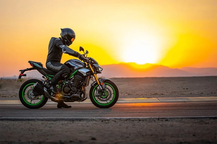 Kawasaki Z900 MY25: evoluzione della supernaked per un’esperienza di guida senza confini