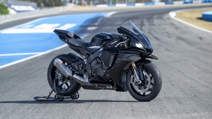 Yamaha R1 RACE 2025: la moto da corsa definitiva per appassionati di Supersport