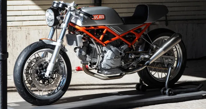 Ducati Monster 900ie diventa una café racer anni '70 da premio