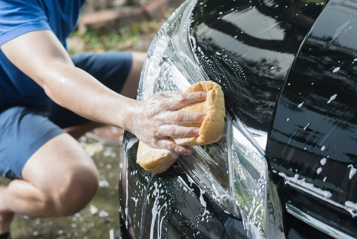 Come pulire l'auto: i consigli fai da te per gli interni, carrozzeria e per macchie difficili
