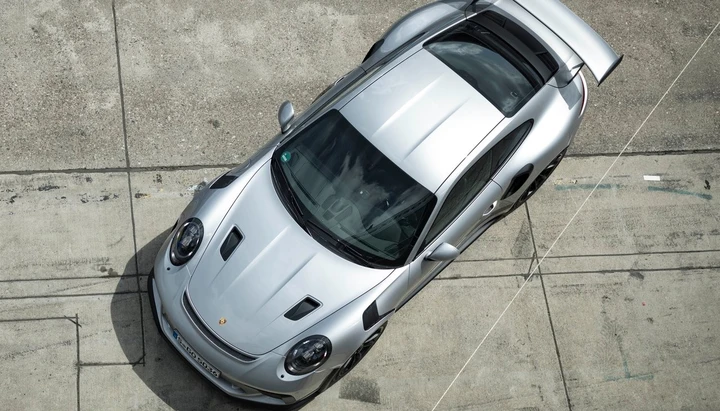 Una Porsche 911 GT3 RS finisce nel fiume | Foto e video