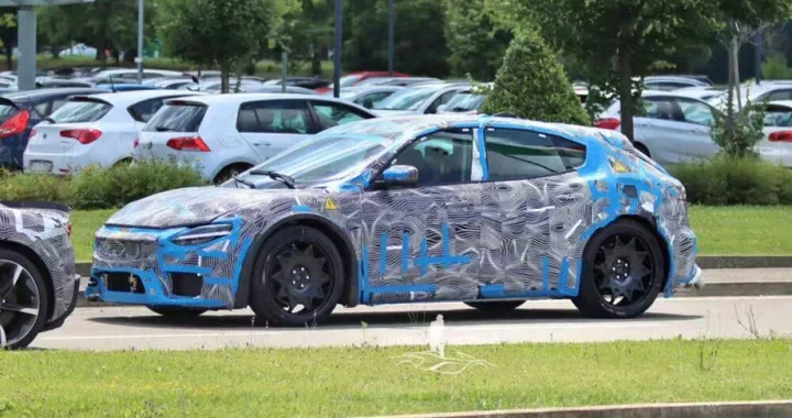 Ferrari potrebbe svelare l'abitacolo dell'Elettrica fra una settimana