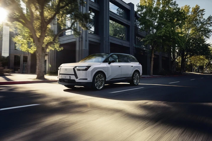 Lexus TZ, il nuovo maxi SUV da sei posti con tre file di sedute