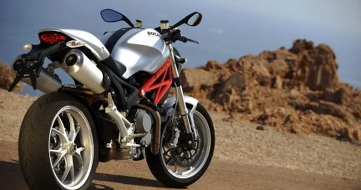 Ducati Monster 1100 nei minimi dettagli
