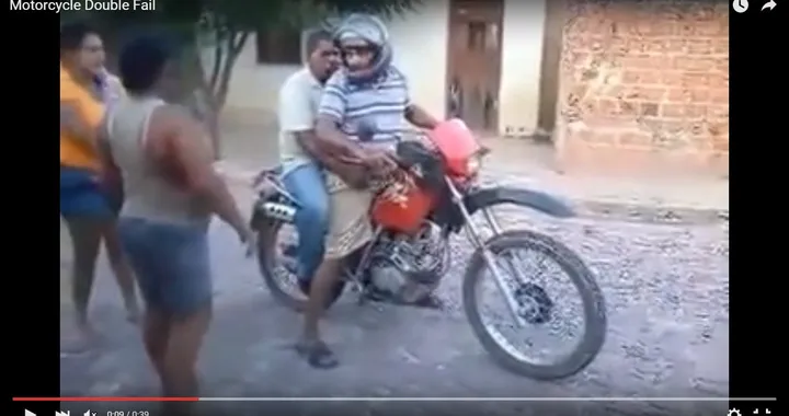 Doppia caduta di una coppia di amici in moto [Video]