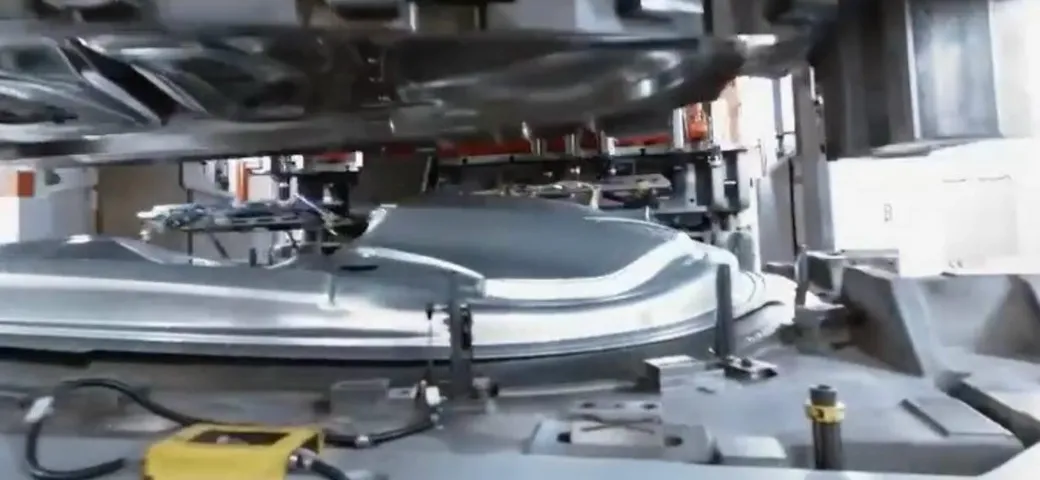 Tesla: riprese folli con un drone nella Gigafactory di Berlino [Video]