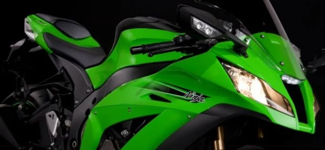 Kawasaki Ninja ZX-10R 2011 - dati e foto ufficiali del bolide da 200 CV