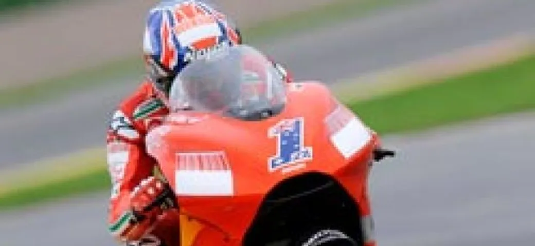 Valencia MotoGP: la pole è di Stoner davanti a Pedrosa e Hayden. Male Rossi, solo decimo