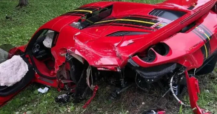 Ferrari F8 Spider si schianta contro un camion a Cortina