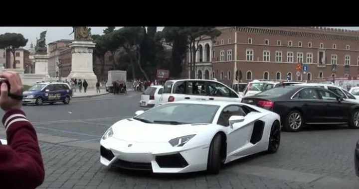 Lamborghini: in video la presentazione della Aventador LP 700-4