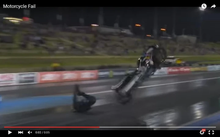 La moto-dragster si ribalta allo start [Video]