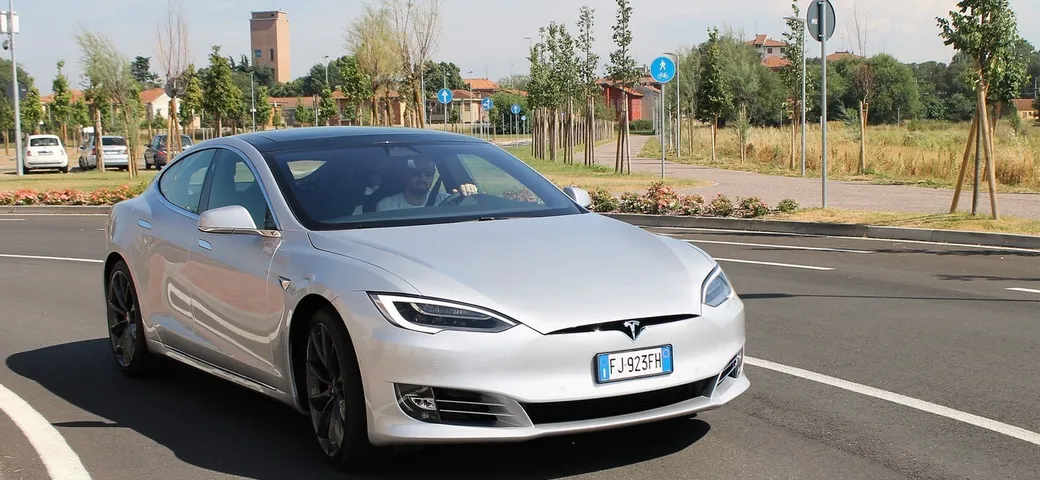 Auto elettriche: Una Tesla Model S prende fuoco da sola a Shanghai [Video]