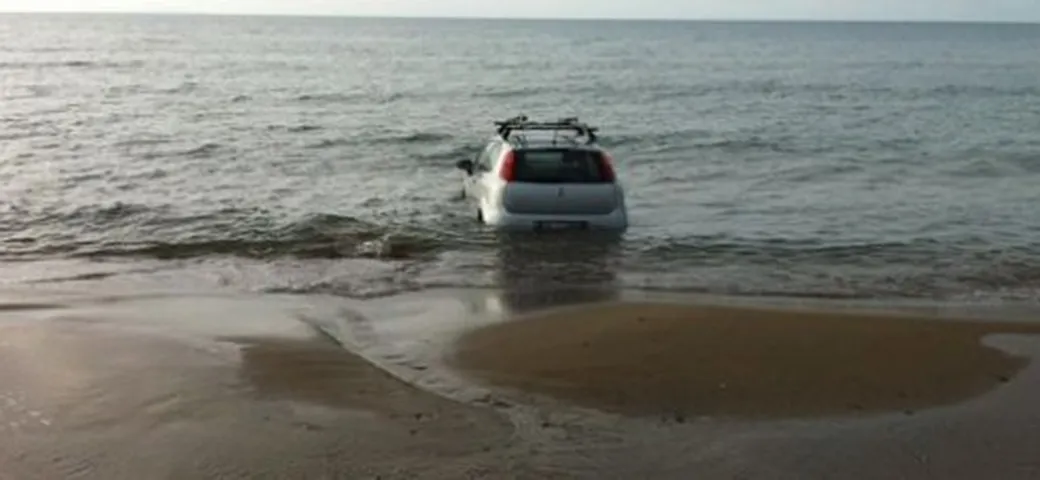 Parcheggi in folle e senza freno a mano? L’Epic Fail finisce in mare