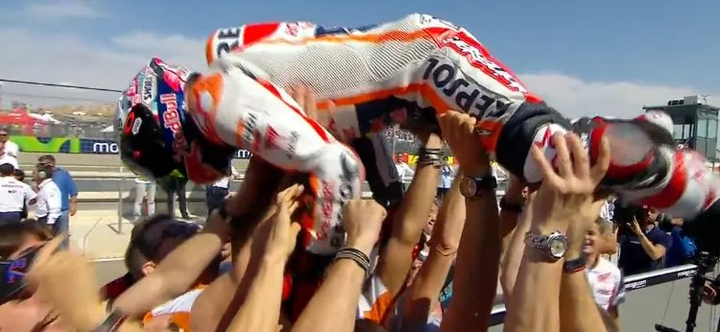 MotoGP Aragon, Marquez trionfa e mette le mani sul titolo. Rossi ci prova ma è battuto anche da Lorenzo