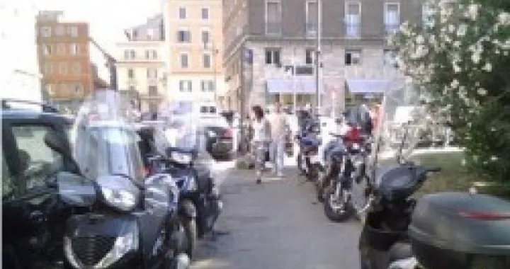 Sosta sul marciapiede: facciamo un pò di chiarezza