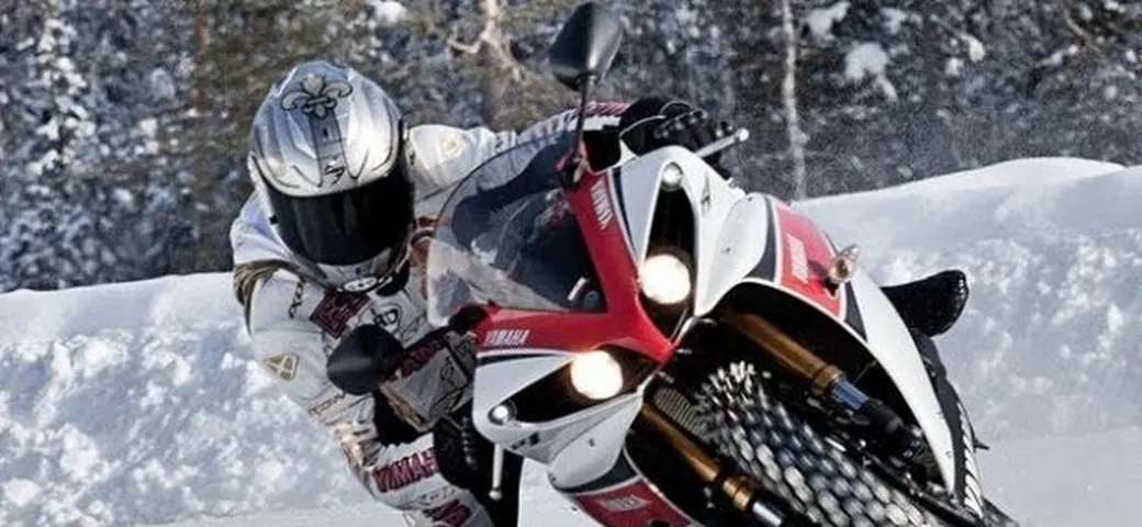 Yamaha R1, WR450F, Porsche GT3RS e Mitsubishi Evo 9 a confronto sul ghiaccio /video
