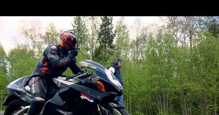 Suzuki GSX 1300R Hayabusa vs GSX R-1000 vs Nissan GT-R /video