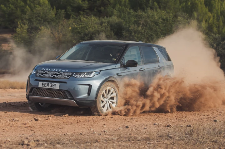 Al volante della nuova Land Rover Discovery Sport 2020