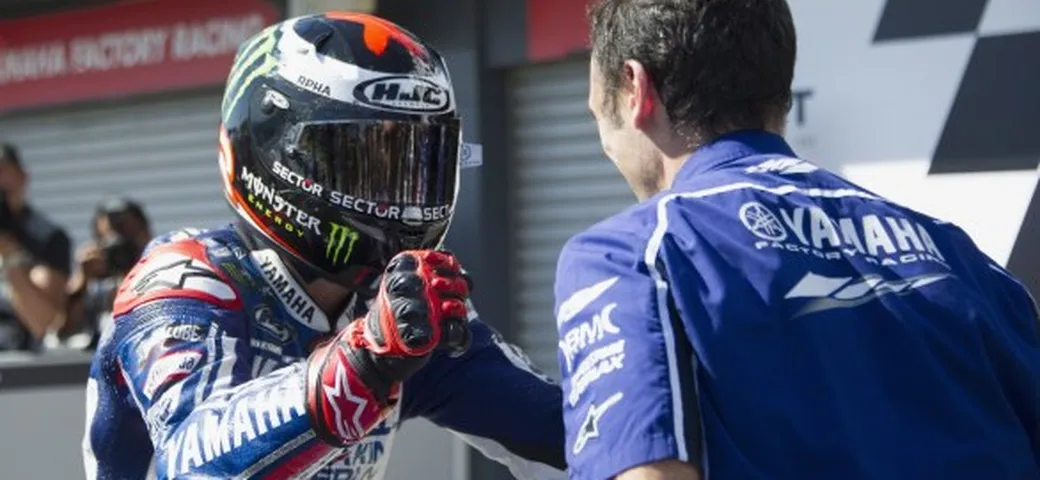 Phillip Island caos, la “bandiera nera” a Marquez riapre il mondiale. Gode Lorenzo. Rossi “recupera” il podio