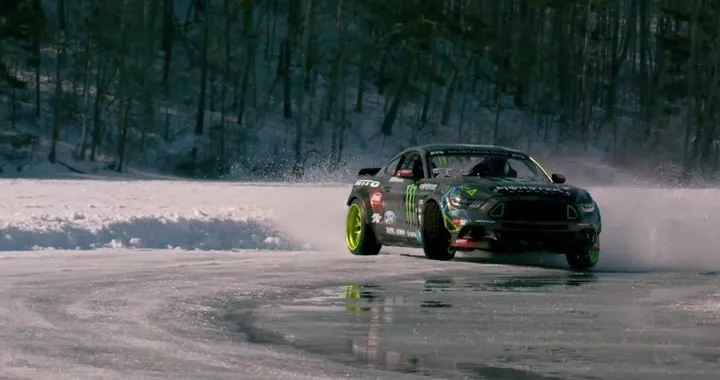 Ford Mustang: drifting sulla neve