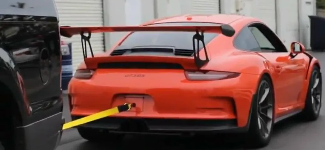 Porsche 911 GT3 RS al tiro alla fune con un SUV [Video]
