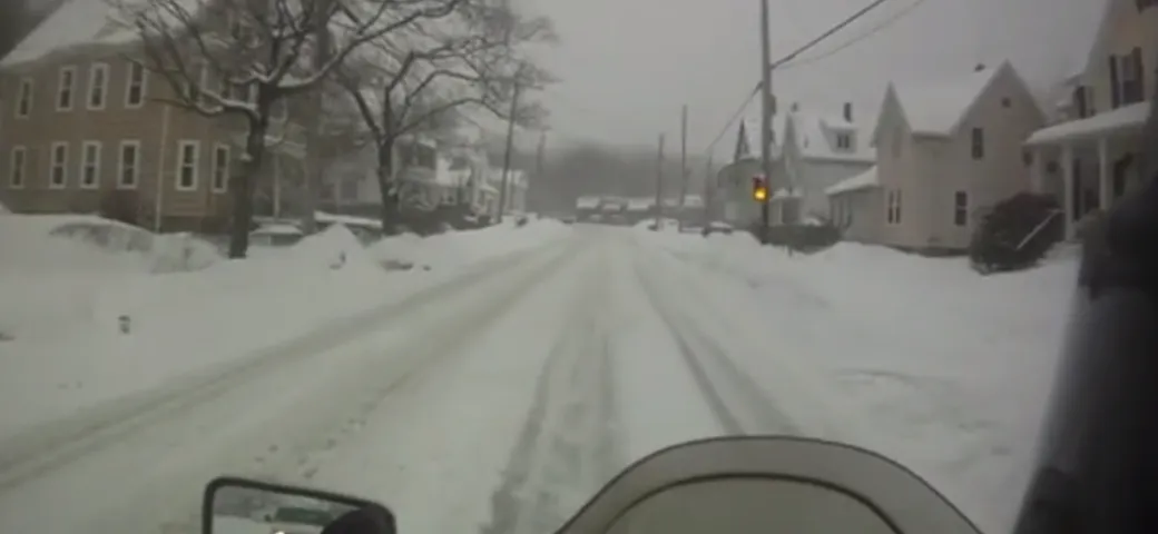 Honda Shadow VT500c sulla neve, con caduta [Video]