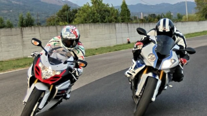 BMW S 1000 RR HP4 Vs Suzuki GSX-R 1000 Million: sfida in pista [Video]