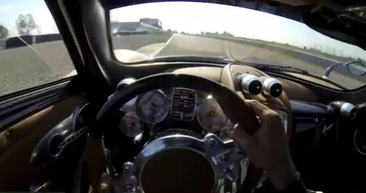 Pagani Huayra: il giro in pista è ripreso dall'abitacolo