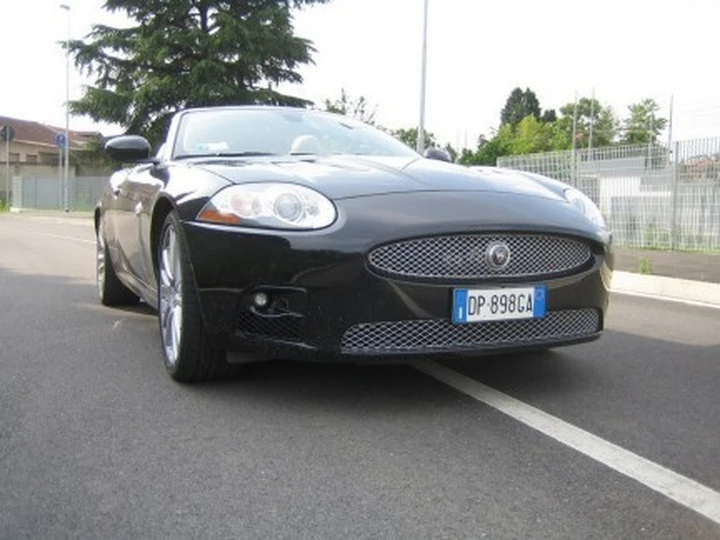 Jaguar XKR: su strada con la coupè e la cabriolet