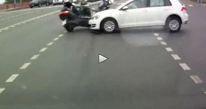 Scooter passa a un incrocio, ma viene centrato [Video]