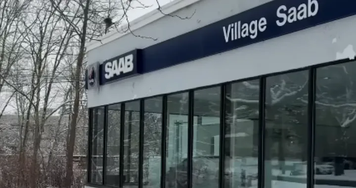 Nello spettrale concessionario Saab nella neve si nasconde una rara Porsche