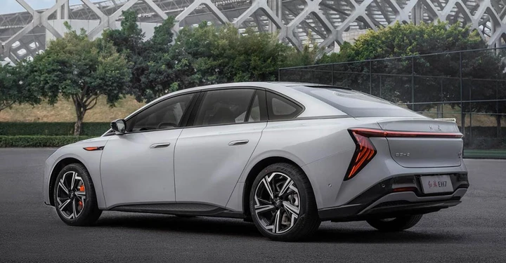 Hongqi EH7: la nuova berlina elettrica cinese sfida la Tesla Model S in Europa