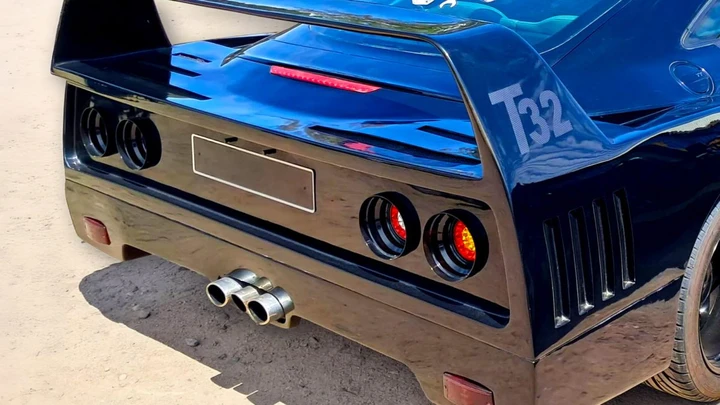 Sembra una Ferrari F40, ma sotto c'è una sportivetta tedesca