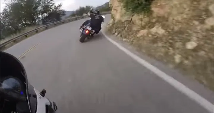 Guidare una Harley-Davidson come una sportiva [Video]