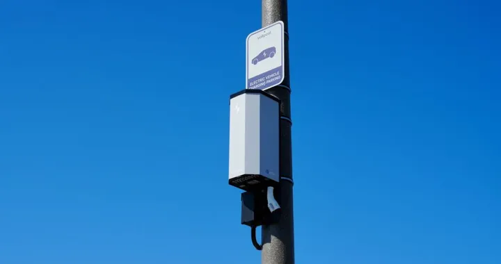 I pali della luce diventano stazioni di ricarica per EV: la novità