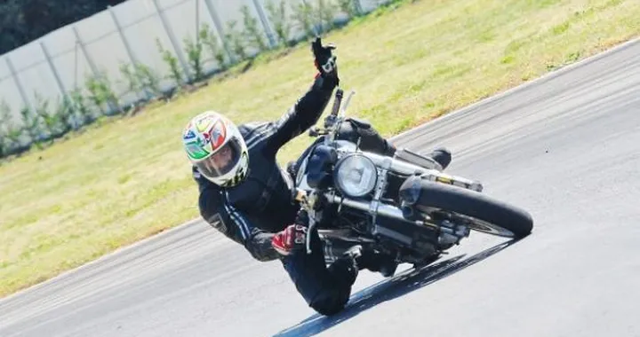 Scatto in Corsa: Monster S4R 996 e Hornet 900