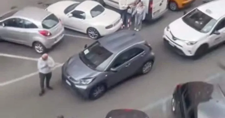 Auto abbandonata blocca il traffico, inciviltà senza confini