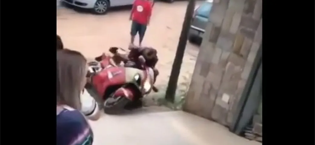 Epic Fail: Iron Man cade dalla moto [Video]