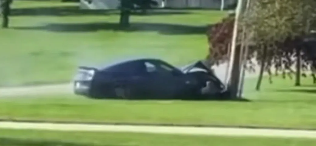 Ford Mustang fa un burnout ma prende il palo [Video]
