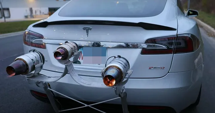 La Tesla Model S con motori a reazione esiste davvero [Video]