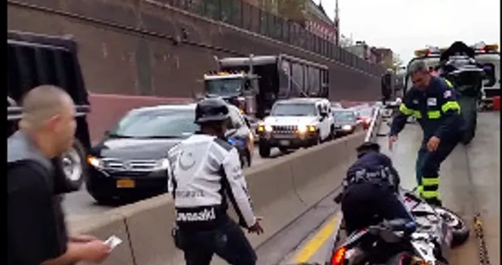 Epic fail: Poliziotta imbranata cade con moto sequestata [Video]