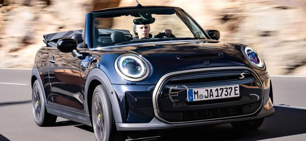 Mini Cooper SE Cabrio: la scoperta diventa alla spina