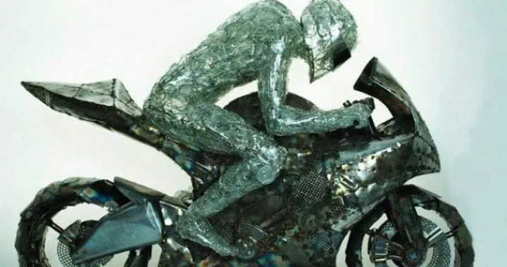 Glass Rider: la scultura risorge dai materiali riciclati
