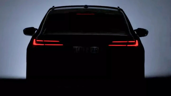 BMW i5 Touring M60 xDrive: debutto imminente [VIDEO TEASER]