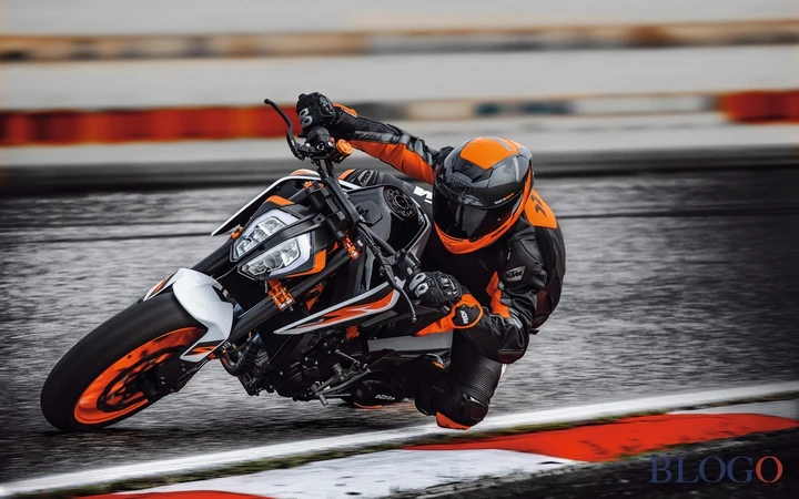 KTM presenta la nuova 890 Duke R: caratteristiche tecniche e prezzo