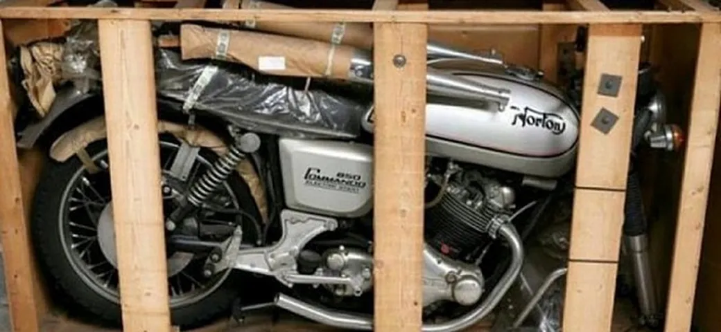 Ritrovato un lotto di 11 Norton Commando 850 del 1975... nuove!