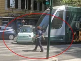 Fiat Topolino sbatte contro un tram a Roma, incidente inseguendo la Dolce Vita